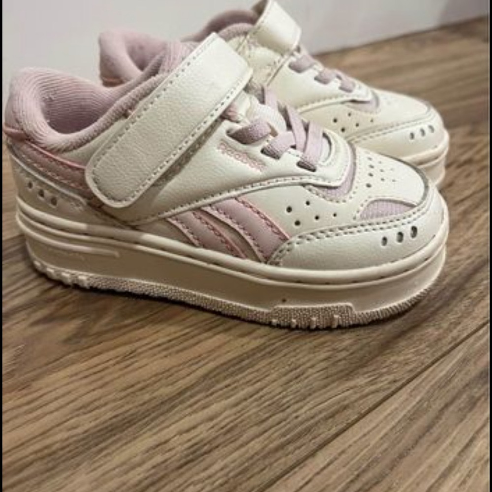 Size 7 toddler Reebok tennis shoe